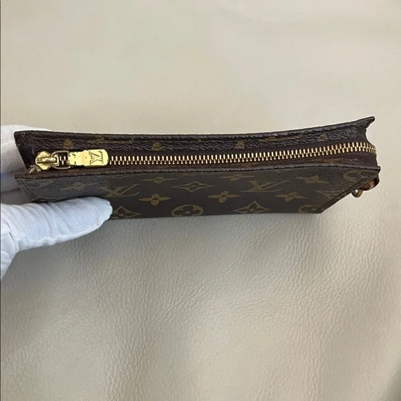 Louis Vuitton Canvas Pouch in Classic Monogram - Picture 4 of 10